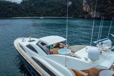 Yacht à moteur "For Your Eyes Only"