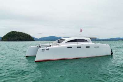 Motor catamaran "MY Hot Chilli"