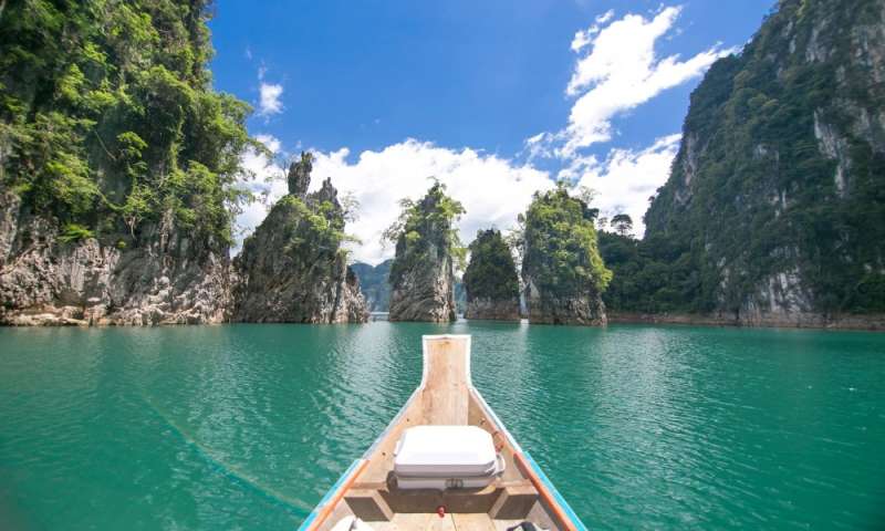 Faites une croisière sur le lac en visitant les plus belles formations calcaires, dont les célèbres trois rochers - KHAO SAM KLER (traduit par « trois amis »).