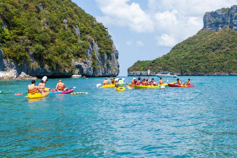 Pour ceux qui ont opté pour l'excursion en kayak, leur arrivée au Parc National Marin d'Angthong inclura une séance de kayak le long de la côte jusqu'à Koh Mae, où ils pourront admirer le magnifique lac d'Émeraude. Les participants qui n'ont pas choisi l'excursion en kayak resteront à bord et atteindront finalement la même île en bateau, au même moment.