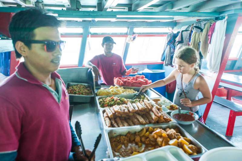 Retour au bateau et déjeuner buffet thaï