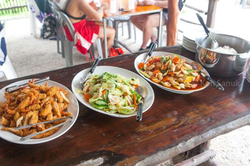 Rendez-vous sur l'île de Paluay où votre déjeuner thaïlandais en buffet vous attend dans l'un des restaurants locaux de la plage, appelé The number One Seafood.
