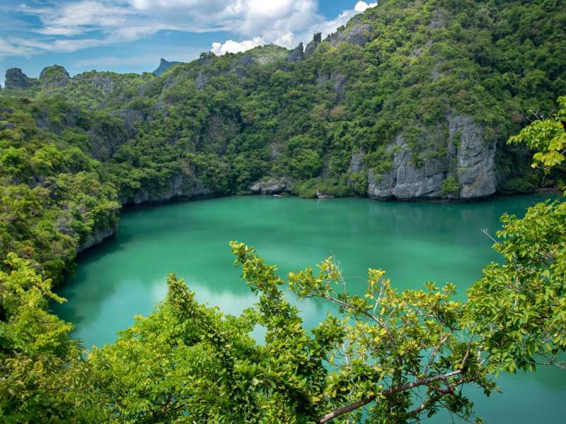 ";
Koh Mae Ko et le lac Émeraude