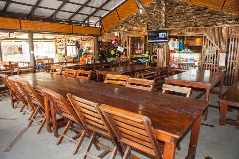 ";
Dîner au restaurant Island