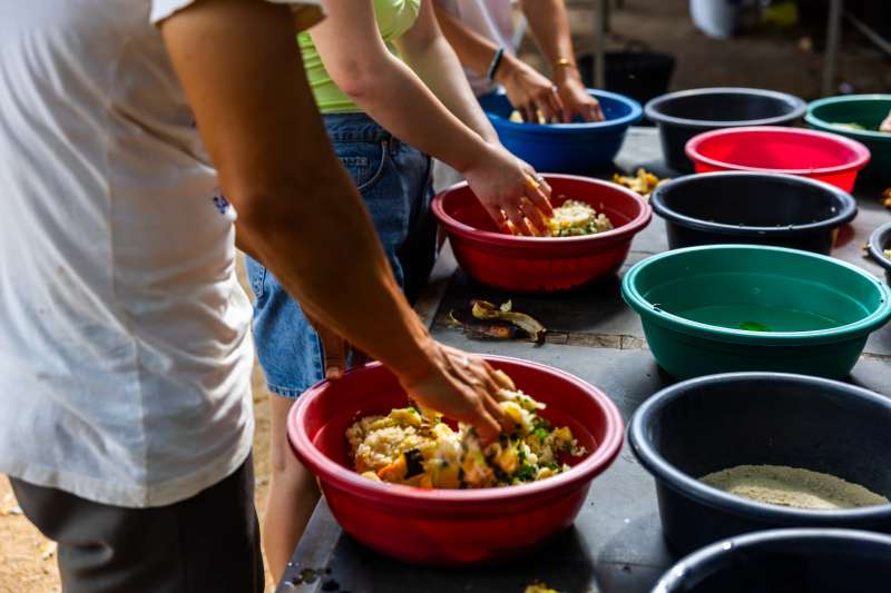 L'heure de cuisiner ! Commencez à préparer de la nourriture pour les éléphants.