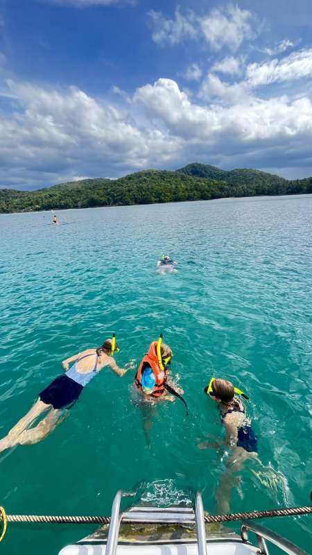 Arrivée et plongée avec masque et tuba au large de Koh Phangan