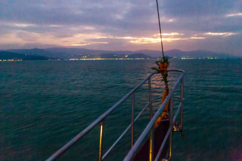Balade panoramique en voilier au crépuscule