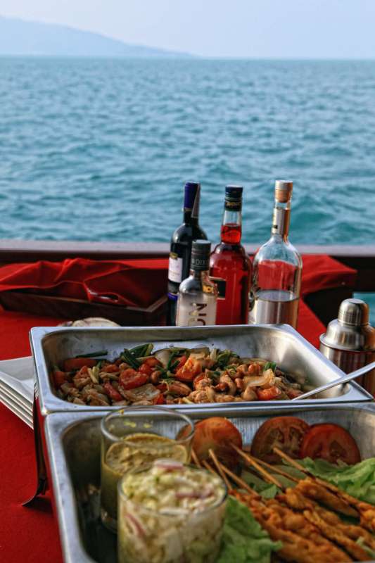 ";
Déjeuner buffet à bord