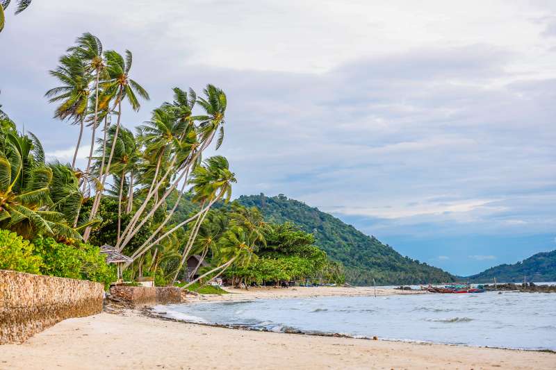 Plage et club de plage de Choengmon