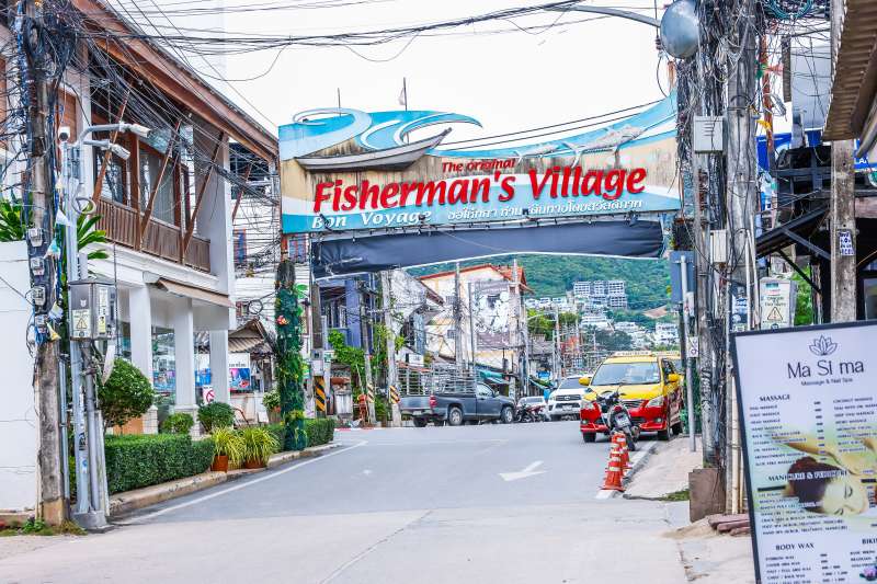 ";
Scène du village des pêcheurs et du 7-Eleven