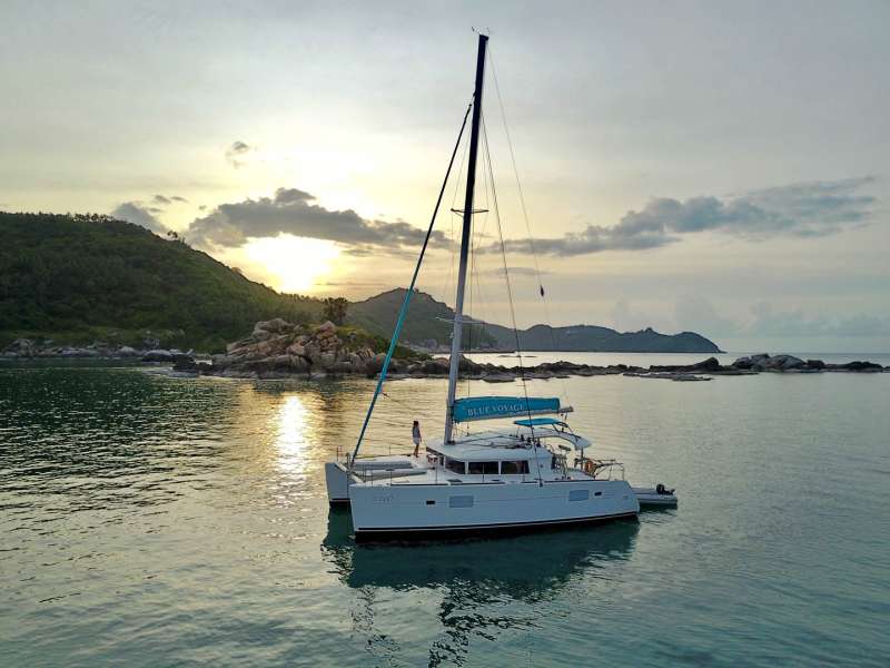 Rückreise nach Koh Samui. Genießen Sie die Sonnenuntergangsfahrt.