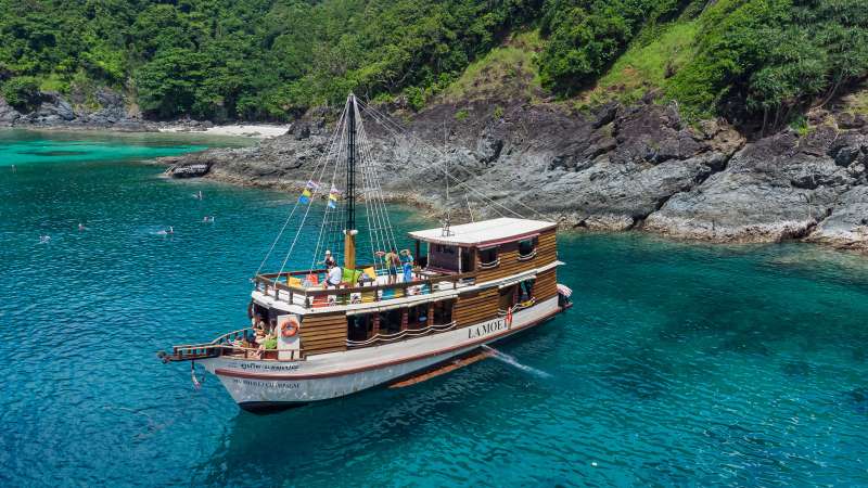 Slow cruise and snorkel stop