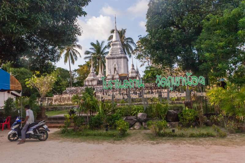 ";
Tempel Wat Phu Khao Noi