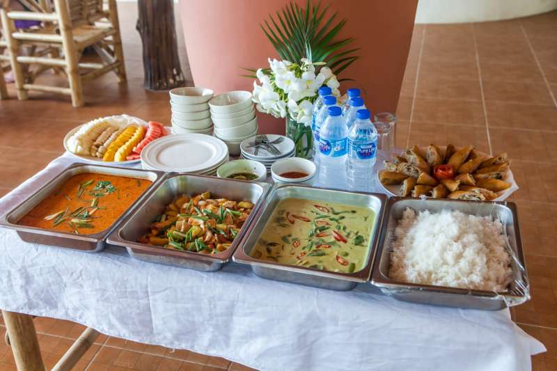 Thailändisches Mittagessen direkt am Strand am Haad Chao Phao