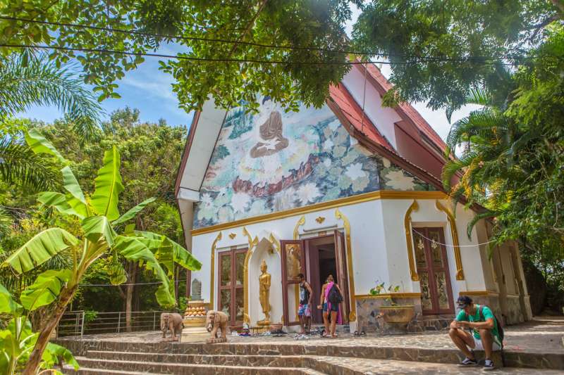 Buddha-Statue im Wat Khaotam und ein Aussichtspunkt