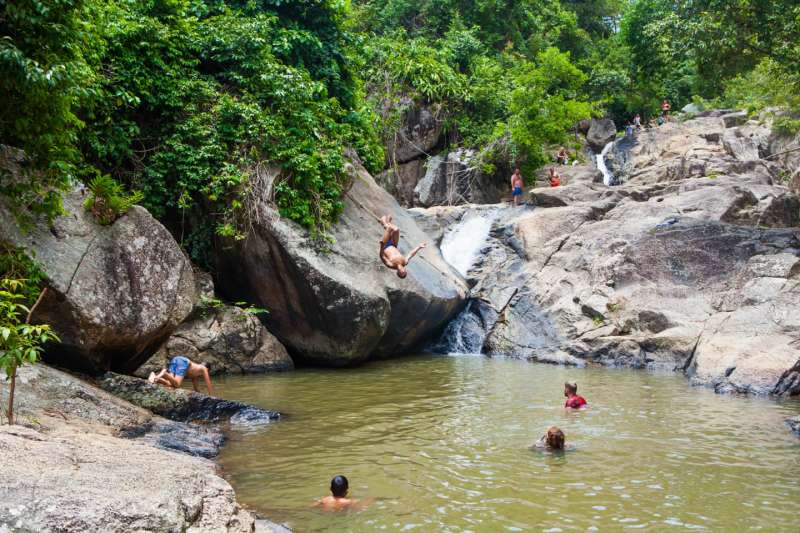 Besuchen und Schwimmen im Than Sadet Wasserfall