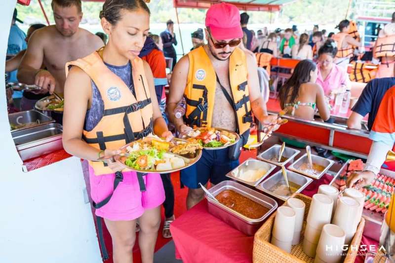 Dégustez un déjeuner buffet fraîchement préparé sur le bateau, comprenant des délices thaïlandais locaux.