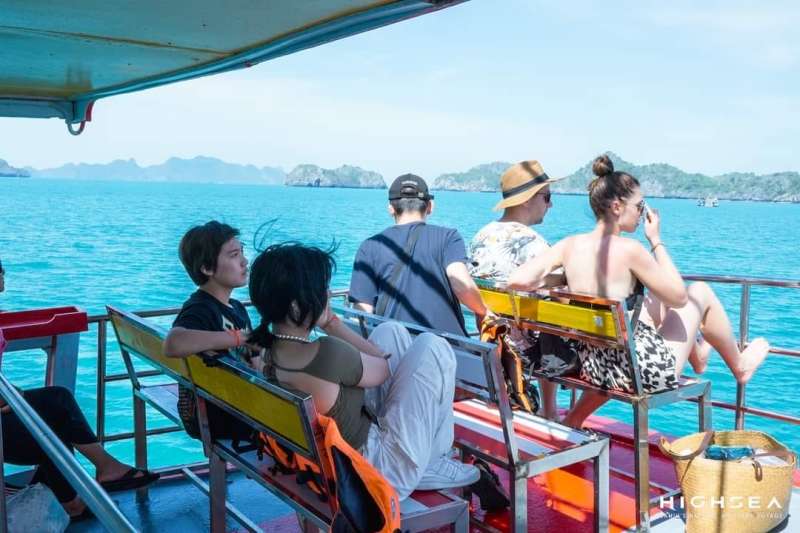Embarquez pour une croisière panoramique vers le parc national marin d'Angthong. Détendez-vous et prélassez-vous au soleil sur notre pont supérieur, en profitant de la brise marine.
