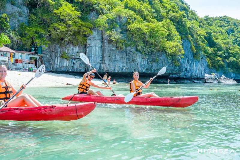 Découvrez 'Koh Mae Koh' lors de passionnantes sessions de kayak et de snorkeling au cœur de la splendeur marine.