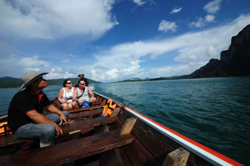 Départ pour le complexe hôtelier du lac en bateau à longue queue