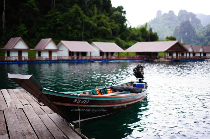Montez à bord d'une pirogue à longue queue pour votre excursion autour du lac de Khao Sok.