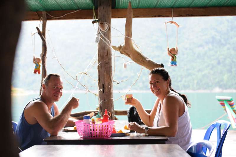 Arrivée à l'UNE des maisons flottantes (nous ne pouvons pas garantir laquelle exactement), où vous serez accueillis par un personnel très chaleureux. Place au déjeuner traditionnel thaïlandais au restaurant.