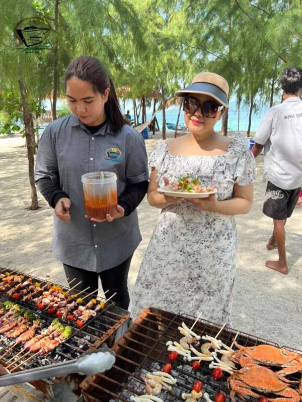 C'est l'heure du barbecue ! Savourez un barbecue sur l'île immaculée de Koh Rab ! Détendez-vous sur sa plage intacte, faites du kayak, jouez au volleyball et émerveillez-vous devant le Lagon Émeraude.