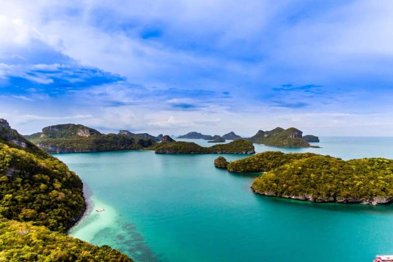 Faire une croisière autour des 42 îles d'Angthong et prendre quelques photos.