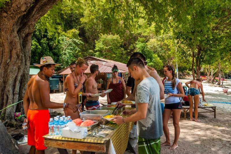 Déjeuner buffet thaïlandais au restaurant sur Koh Phaluay