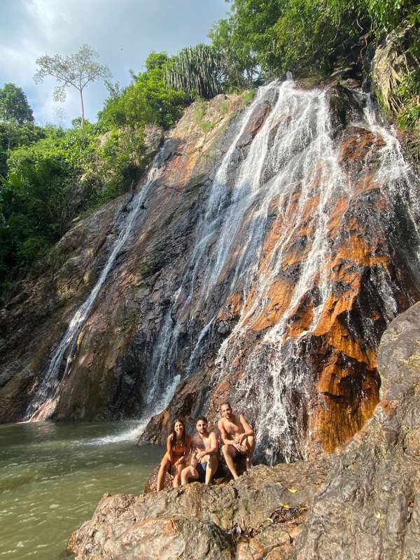 Schwimmen am Namuang-Wasserfall