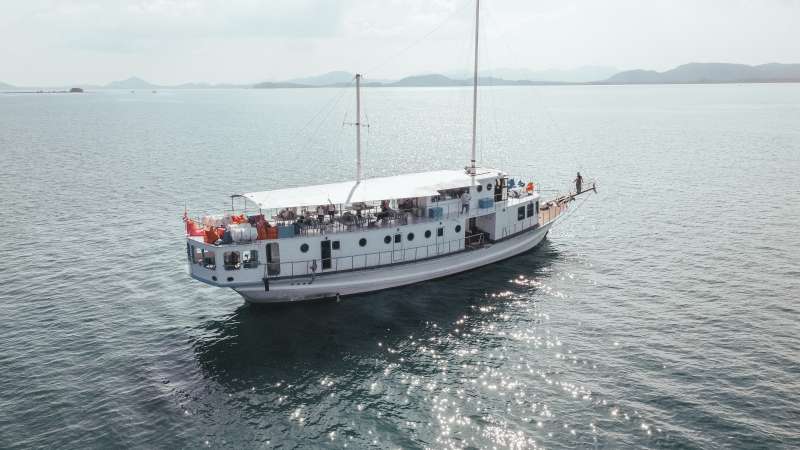 Cruise to Koh Naka Noi
