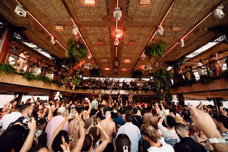 Continuous free-flow beverages & DJ sets