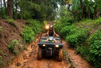 Safari en quad de montagne avec visite du Jardin Magique à bord de quads Polaris militaires américains.